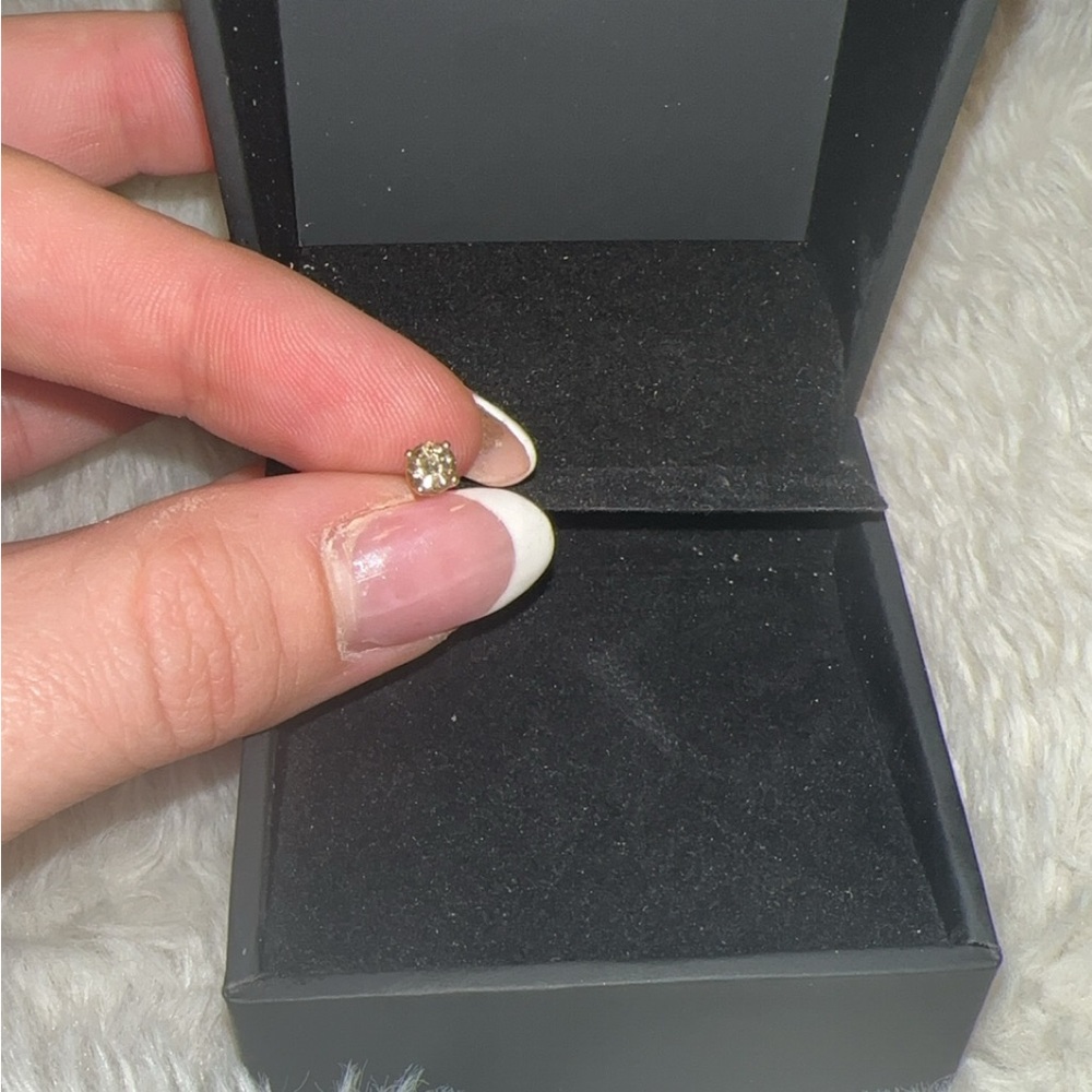 Diamond yellow gold earring